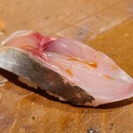 千葉たかおか - ⑱真鯵(千葉県金谷産、昼水揚げ)
      身が脂で濃いピンクに、肉厚で脂のりが過去1番に凄まじい！
      だけでなく、滋味も深く濃く、悶絶もの
      でも後味はスッキリとしており絶妙のバランス