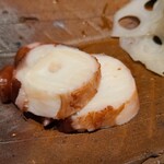 千葉たかおか - ①焚き水蛸(千葉県銚子産)
      産卵は初夏～夏、旬は通年、寿命3～4年
      水蛸は水分が多いので脱水と寝かせが重要
      水蛸自体の薫りが素晴らしい！
      真蛸より軟らかな歯応え、旨みが拡がります 