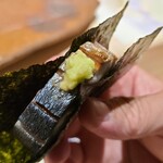 千葉たかおか - ⑧炭火炙り真鯖(千葉県富津産)棒寿司の磯辺巻き
      産卵は春～初夏、旬は秋～冬
      サシが入り軟らかくも弾力があります
      提供の流れと味わいの濃淡の変化、五感が刺激され至福なひととき 