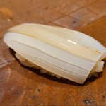 千葉たかおか - ⑯墨烏賊(正式名:甲烏賊、千葉県富津産)
      産卵は春～初夏、旬は冬～春、寿命1年
      活かって噛むとパキッとしてますが、少し寝かせて適度に軟らかくすると同時に甘みも引き出されています 