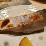 千葉たかおか - ③炭火焼き白甘鯛(千葉県鴨川産)
      焼いた白甘鯛の頭と骨で取った出汁に漬け込まれ、白甘鯛の濃さをより凝縮
      鱗と皮を引きつつも、表面の皮下の薄皮は残してあり、滋味ある脂がしっかり楽しめます 