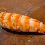 千葉たかおか - ⑲茹で立て車海老(千葉県竹岡産)
      産卵は初夏～初秋、旬は初夏～初秋
      茹で立てに絶妙な冷ましを施し、軽めのヅケを施してあり、深みのある海老の旨みと甘みを楽しみます 