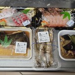 虹のマート - 刺身（青森県産真鯛、甘海老）＋煮魚（カレイ）＋焼魚（本シシャモ）＋煮浸し