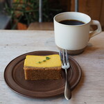 Nui. HOSTEL & BAR LOUNGE - パンプキンチーズケーキ（600円） 本日のコーヒー（500円）