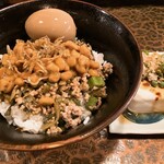 タイニーカフェ - 納豆丼煮卵付き、冷奴