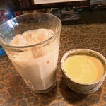 タイニーカフェ - アイスチャイ、プリン