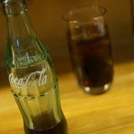 ひら山 - コーラ・ウーロン茶・オレンジジュースは懐かしのビンで。