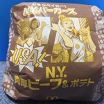 マクドナルド - で「N.Y.肉厚ビーフ&ポテト」の包み紙がポップ♫