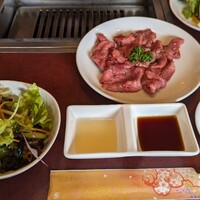 肉の田じま - タン塩1350円とチョレギサラダ