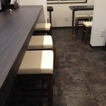 名古屋八麺山 - カウンター席と奥のテーブル席