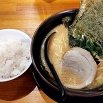 壱賢家 - 定番ラーメン醤油とサービスのライス