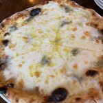 Pizzeria Cres - クワトロフォルマッジョ