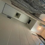 JiProign - この建物は、屋上に三角定規のような突起物があるのが特徴、なんだろうと思ってたけど、階段の傾斜に沿った高い吹き抜け、明かり取りなんだと、この店に通うようになってしばらくして気付いた。