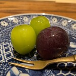 温石 - マスカットとブドウ