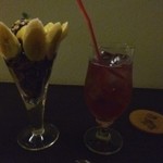 チョコレートパフェとクランベリージュース