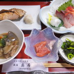 奥居旅館 - 鮭、煮物、明太子、刺身、漬物