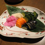 うまいもんや こむ - 漬物盛合せ。酒好きは塩を舐めるらしいです