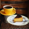 イリヤプラスカフェ - 自家製ケーキとドリンクのセット（1200円） ・かぼちゃバスクチーズケーキ ・ホットコーヒー