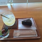 シープランツカフェ - 大三島　有機・無農薬レモン　レモネード、米粉の抹茶と大納言のケーキ