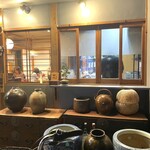 Sumibi To Sake To Sakana Shichifuku Hachirou - 店頭には骨董品の壺が並んでる〜！