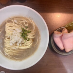 ヌードル＆スパイスカレー 今日の1番 - 煮干 ソバ  ¥1,000-(税込)