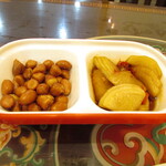 Chuukaryouri Ippinken - サービスの揚げピーナッツと大根の漬け物