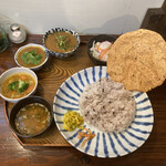 月と亀 - ポークビンダルー定食＋えびとパクチーのカレー小鉢