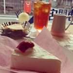 Rikoriko - 【京都レアチーズケーキ  480円】(手前) 【スペシャルベイクドチーズケーキ  360円】(奥) 【紅茶(レモン) Ice  250円】