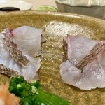 魚と炭と 濵さき - 鯛さん。左側が今日切ったヤツで右が熟成３日目