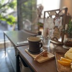 カフェアンドギャラリーミカフェ - ドリンク写真:店内の様子、窓際のベンチ席、コーヒーとシフォンケーキ