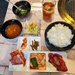 大仁門 - 三点盛り定食(1800円)です。