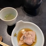 博多華味鳥 - スープとぶつ切り。水炊きはスープではなく、ポン酢でいただきます