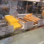 MAISON KAYSER SHOP - スイーツショーケースの様子。