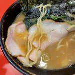Yokohamaiekeisouhonzanyoshimurakechokkeitenramenuchidaya - 麺は酒井、普通で頼むと硬め