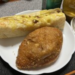 マロンド - ごろっと牛肉カレーパン280円　フォカッチャサンド280円