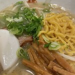 札幌麺屋 美椿 - 塩ラーメンの麺をアップで