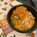 タイ料理ジャンピー - カレーラーメン　パクチー抜き