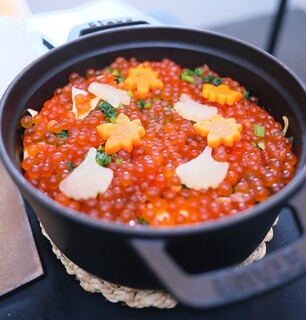 Nihon Ryouri Tobiume - 真っ赤な彩りが燃えるような秋、イクラを敷き詰めて松茸の炊き込みご飯。