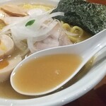 ラーメン サンガ - サンガ式醤油豚骨のスープ