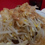 ラーメン二郎 - 小ラーメン＋豚追加＋生卵（ヤサイ・アブラ）