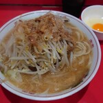 ラーメン二郎 - 小ラーメン＋豚追加＋生卵（ヤサイ・アブラ）