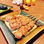 串かつ・焼鳥・モツ煮 寅や - 若鶏もも串(塩)