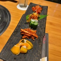 焼肉トラジ 京橋店 - キムチ盛り合わせ