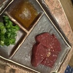 神戸元町 炭火焼肉 くにきや - 上レバー。上がつくと、当日仕入れの新鮮レバーとのこと。