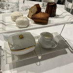 ル・ピックアシエット - 一般販売されてないが、白い"ブールドネージュ"と日本のとは違う外がパリッとして香ばしい"フィナンシェ"は私のお気に入り