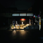 ル・ピックアシエット - 小雨の夜の門構えも、これまた渋い