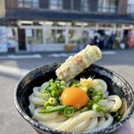 須崎食料品店 - 外で食べます。