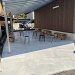 須崎食料品店 - たくさん椅子が置いてあります。