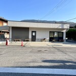 須崎食料品店 - 店前のベンチ。