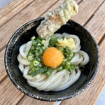 須崎食料品店 - 温かいうどんの小、生玉子とちくわ天トッピング¥385。